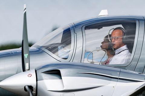 CDU-Chef Friedrich Merz und seine Frau Charlotte sind mit ihrem Privatflieger auf Sylt gelandet