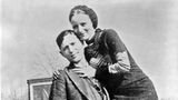 Bonnie und Clyde vor einem Auto