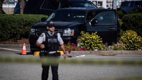 Im kanadischen Langley steht ein Polizist vor einem Wagen mit Einschusslöchern