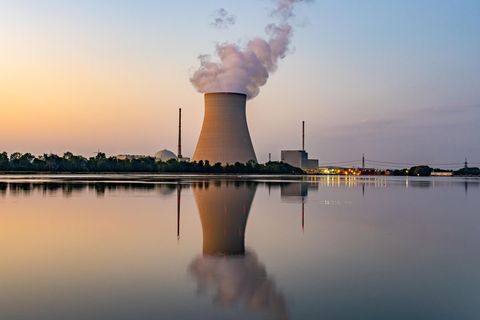 Wasserdampf steigt aus dem Kühltum des Atomkraftwerks (AKW) Isar 2