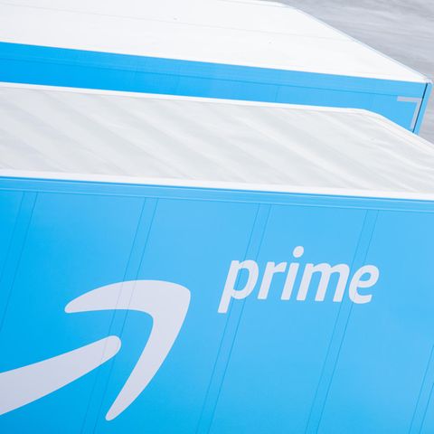 Ein LKW mit Amazon-Prime-Anhänger
