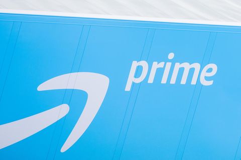 Ein LKW mit Amazon-Prime-Anhänger