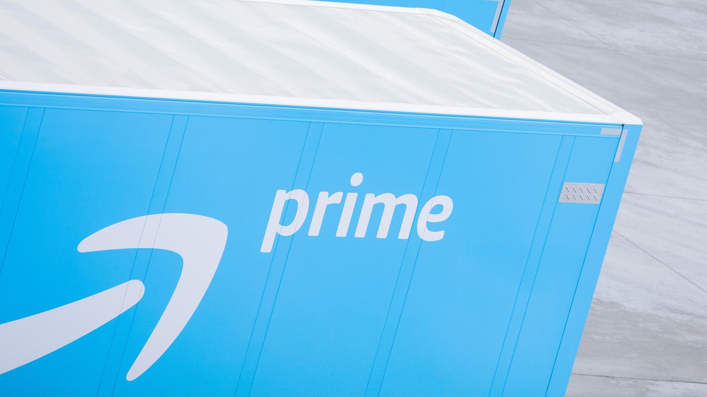 Ein LKW mit Amazon-Prime-Anhänger