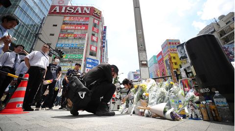 Menschen in Tokio gedenken der Opfer des Amoklaufs