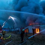 Die Feuerwehr versucht am Montagabend einen Gebäudebrand in Kölsa, Brandenburg, zu löschen. Die Einwohner des Ortes waren da bereits evakuiert