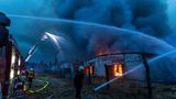 Die Feuerwehr versucht am Montagabend einen Gebäudebrand in Kölsa, Brandenburg, zu löschen. Die Einwohner des Ortes waren da bereits evakuiert