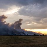 Schön, aber bedrohlich wirkt diese Rauchwolke über Kölsa. Die Behörden haben am Montagnachmittag eine so genannte Großschadenslage ausgerufen.
