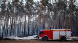 Trotz aller Bemühungen der Feuerwehr hat sich der Waldbrand im Landkreis Elbe-Elster in Brandenburg mittlerweile auf eine Fläche von rund 850 Hektar ausgeweitet