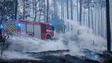 Es sei nicht absehbar, wann der Brand unter Kontrolle gebracht werden könne, heißt es am Dienstagmorgen in einer Mitteilung des Verwaltungsstabs des Landkreises Elbe-Elster. Der Einsatz könnte mehrere Tage andauern
