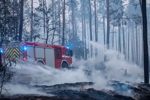 Es sei nicht absehbar, wann der Brand unter Kontrolle gebracht werden könne, heißt es am Dienstagmorgen in einer Mitteilung des Verwaltungsstabs des Landkreises Elbe-Elster. Der Einsatz könnte mehrere Tage andauern