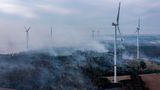 Das aus zunächst unbekannter Ursache ausgebrochene Feuer in einem Waldgebiet mit Windkraftanlagen breitete sich - angetrieben durch heftige Sturmböen - rasch aus.