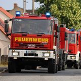 In Falkenberg rückt die Feuerwehr gleich im Konvoi zum Waldbrand vor. Der Einsatz könnte mehrere Tage andauern, schätzen die Einsatzkräfte