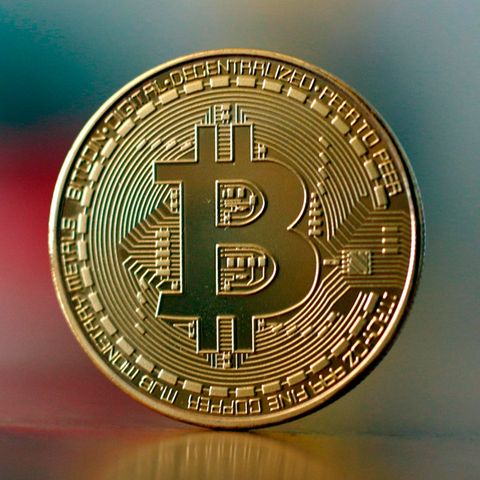 Eine Münze, die einen Bitcoin darstellen soll
