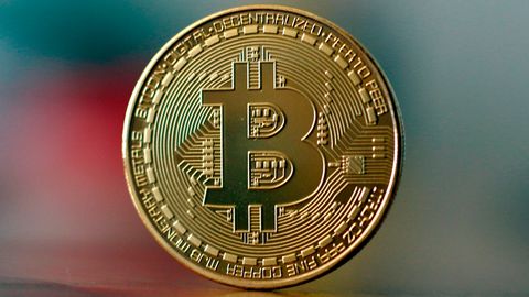 Eine Münze, die einen Bitcoin darstellen soll