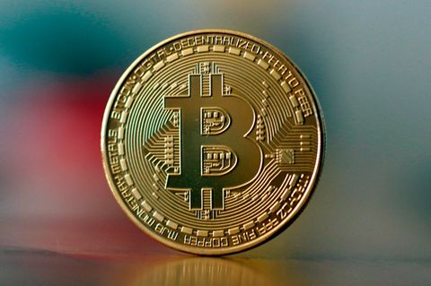 Eine Münze, die einen Bitcoin darstellen soll