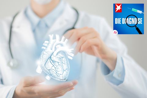 Arzt mit Herzdarstellung  bei der Herz-OP