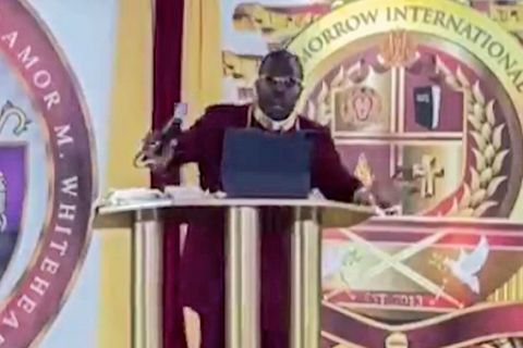 Bishop Lamor Whitehead während eines Raubüberfalles in New York City