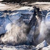 Schmelzwasser fließt vom grönländischen Eisschild