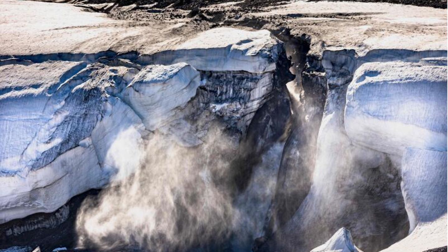 Schmelzwasser fließt vom grönländischen Eisschild