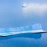 Ein Eisberg schwimmt in der Baffin Bay im Arktischen Ozean