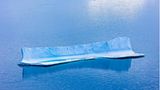 Ein Eisberg schwimmt in der Baffin Bay im Arktischen Ozean
