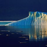 Ein Eisberg schwimmt in der Baffin Bay im Arktischen Ozean