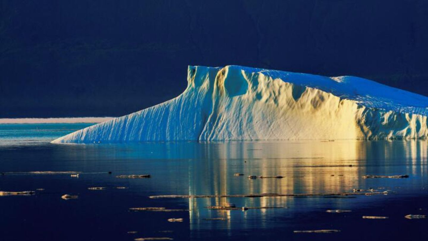 Ein Eisberg schwimmt in der Baffin Bay im Arktischen Ozean