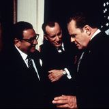 In Oliver Stones Filmbiografie "Nixon" verkörperte Paul Sorvino 1995 den legendären US-Außenminister Henry Kissinger. Der gefallene Präsident Richard Nixon wurde von Anthony Hopkins (r.) dargestellt.