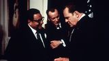In Oliver Stones Filmbiografie "Nixon" verkörperte Paul Sorvino 1995 den legendären US-Außenminister Henry Kissinger. Der gefallene Präsident Richard Nixon wurde von Anthony Hopkins (r.) dargestellt.