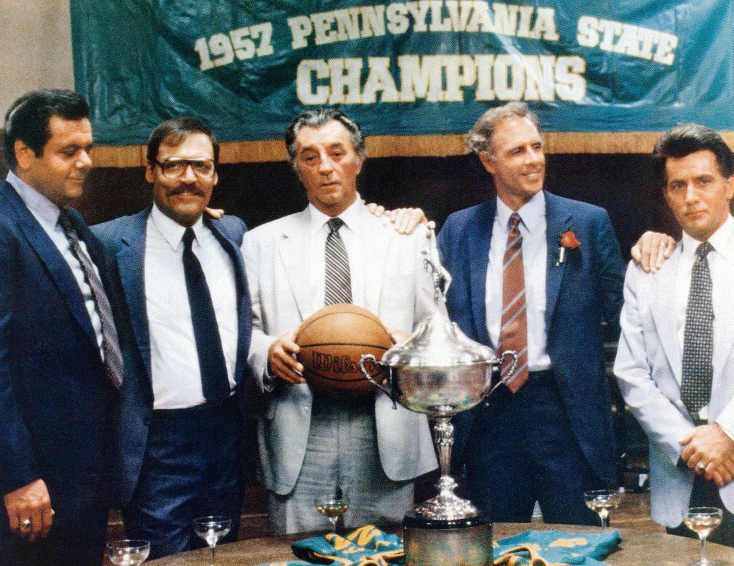 1982 war Paul Sorvino (l.) Teil des Star-Aufgebots: In der Verfilmung des Bühnenstücks "That Championship Season" spielte er zusammen mit Größen wie Stacy Keach, Robert Mitchum, Bruce Dern und Martin Sheen.