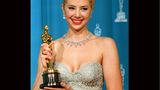 Mira Sorvino konnte sogar ihren Vater übertrumpfen und erhielt 1996 zahlreiche Auszeichnungen für ihre Rolle in Woody Allens "Geliebte Aphrodite", darunter den Oscar (Foto) und den Golden Globe. 