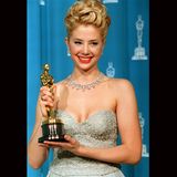 Mira Sorvino konnte sogar ihren Vater übertrumpfen und erhielt 1996 zahlreiche Auszeichnungen für ihre Rolle in Woody Allens "Geliebte Aphrodite", darunter den Oscar (Foto) und den Golden Globe. 