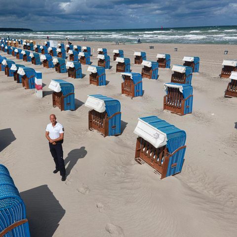 Warnemünde, Deutschland: Der Strandvogt Stefan Bischoff ist Küstensheriff an der Ostsee. Er vollstreckt das Sandgesetz und setzt Regeln durch, um das Miteinander und die Natur zu schützen