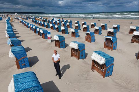 Warnemünde, Deutschland: Der Strandvogt Stefan Bischoff ist Küstensheriff an der Ostsee. Er vollstreckt das Sandgesetz und setzt Regeln durch, um das Miteinander und die Natur zu schützen