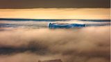 Durch den Nebel sieht man Eisberge in der Baffin Bay bei Pituffik treiben
