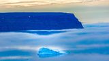 Eisberge treiben durch den Nebel in der Baffin Bay bei Pituffik, Grönland