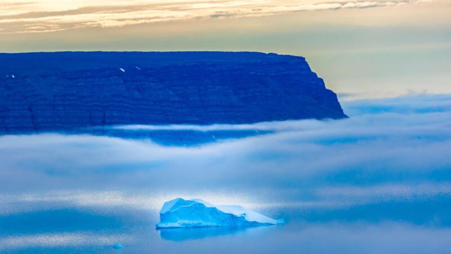Eisberge treiben durch den Nebel in der Baffin Bay bei Pituffik, Grönland