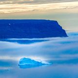 Eisberge treiben durch den Nebel in der Baffin Bay bei Pituffik, Grönland