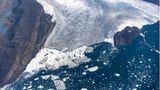 Eine Luftaufnahme von Eisbergen und Eisdecke in der Baffin Bay