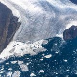 Eine Luftaufnahme von Eisbergen und Eisdecke in der Baffin Bay