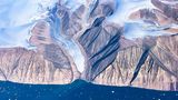 Eine Luftaufnahme von Eisbergen und Eisdecke in der Baffin Bay