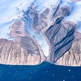 Eine Luftaufnahme von Eisbergen und Eisdecke in der Baffin Bay