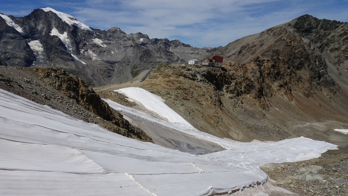Eis unter Plastikplanen: Bis vor 25 Jahren war die Diavolezza auch ein Sommerskigebiet. Jetzt werden die letzten Gletscherreste mit weißen Planen vor der Sonneneinstrahlung und dem Abschmelzen geschützt.