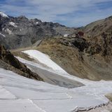 Eis unter Plastikplanen: Bis vor 25 Jahren war die Diavolezza auch ein Sommerskigebiet. Jetzt werden die letzten Gletscherreste mit weißen Planen vor der Sonneneinstrahlung und dem Abschmelzen geschützt.