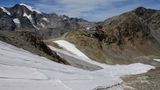Eis unter Plastikplanen: Bis vor 25 Jahren war die Diavolezza auch ein Sommerskigebiet. Jetzt werden die letzten Gletscherreste mit weißen Planen vor der Sonneneinstrahlung und dem Abschmelzen geschützt.