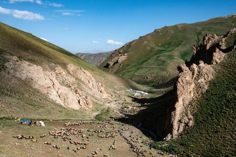 In der Hochebene von Van nahe der syrischen Grenze in Anatolien verbringen die Nomaden den Sommer. Hier locken saftige Weiden, Wasser und wohltuende Stille