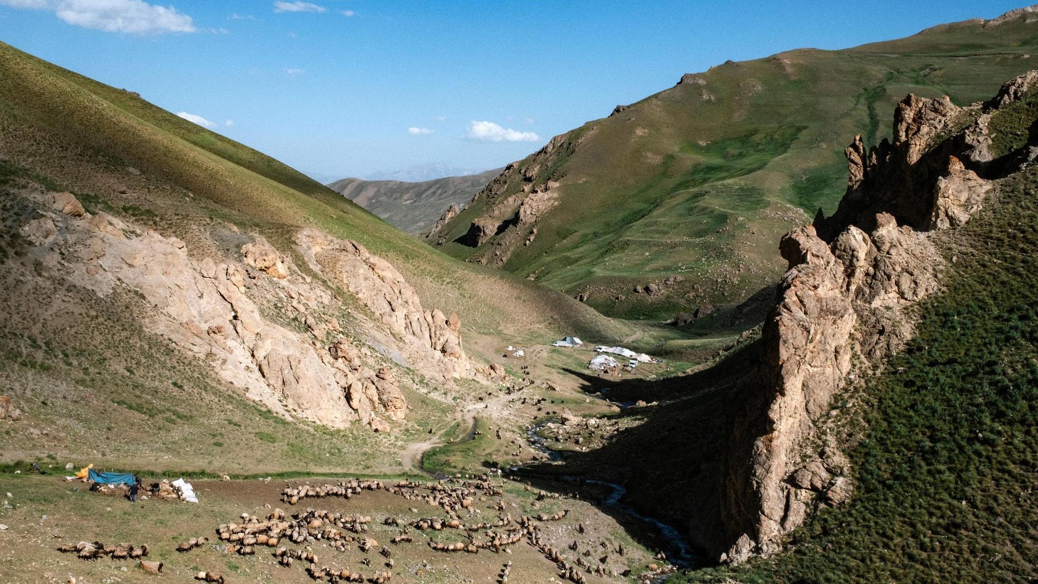 In der Hochebene von Van nahe der syrischen Grenze in Anatolien verbringen die Nomaden den Sommer. Hier locken saftige Weiden, Wasser und wohltuende Stille