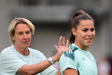 Bundestrainerin Martina Voss-Tecklenburg (l.) hält große Stücke auf Lena Sophie Oberdorf