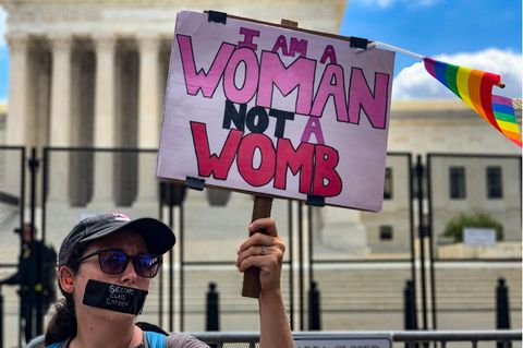 Eine Abtreibungsbefürworterin hält ein Protestschild vor dem Obersten Gerichtshof in Washington hoch