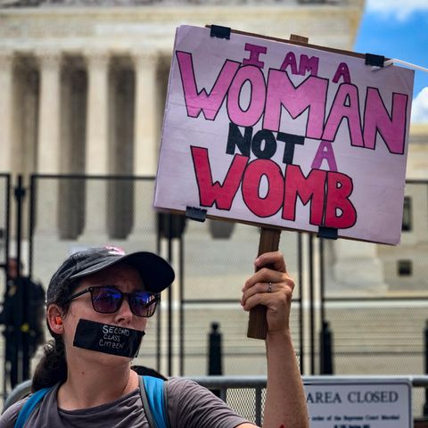 Eine Abtreibungsbefürworterin hält ein Protestschild vor dem Obersten Gerichtshof in Washington hoch